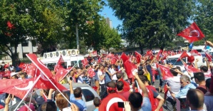 Türk bayraklarıyla Vatan Caddesi’ne akın ettiler