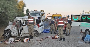 Adıyaman'da otobüs ile ticari araç çarpıştı: 7 ölü