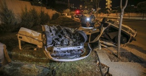 Başkentte aydınlatma direğine çarpan otomobil ikiye bölündü: 1 ölü, 2 yaralı