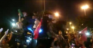 Polis Kur'an-ı Kerim'i öpünce vatandaş ikna oldu
