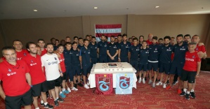 Trabzonspor kuruluş yıldönümünü pasta keserek kutladı