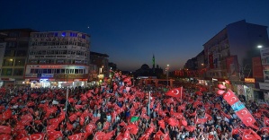 Van'da 150 bin Türk bayrağıyla 'tarihe not düşüldü'
