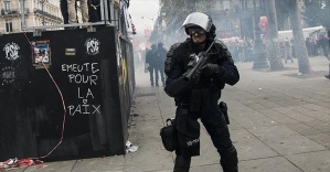 Fransa'da bir gösterici, polis şiddeti nedeniyle gözünü kaybetti