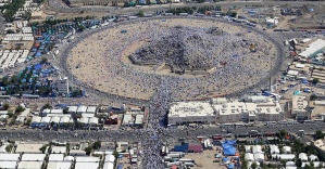 Milyonlar, Arafat&#039;ta Vakfe’ye durdu! &#039;Mahşer provası’nda Prof. Görmez’in duası...