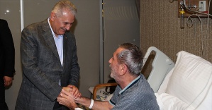 Başbakan Yıldırım, Bağcılar'da bir hastanede hasta ziyaretinde bulundu