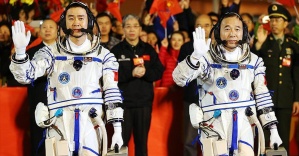 Çinli astronotlar Cing ve Çın uzay istasyonunda