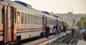 Şüpheli çanta ihbarı üzerine yolcu treni tahliye edildi
