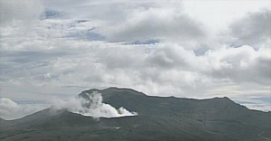 Yanardağdan çıkan dumanlar 11 bin metreye ulaştı
