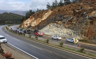 Mersin'de çevik kuvvet otobüsü devrildi: 9 yaralı