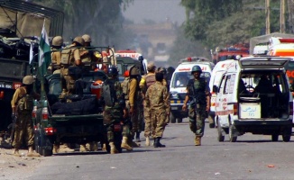 Pakistan'da türbe bekçisi ziyaretçilere saldırdı: 20 ölü