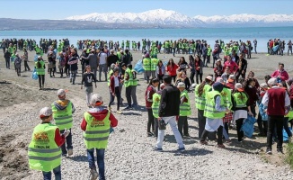 Van'da 3 bin öğrenci çöp topladı