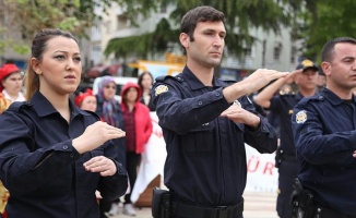 Polisler İstiklal Marşı'nı işaret diliyle okudu