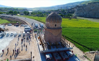 Tarihi Zeynel Bey Türbesi yeni yerine taşındı