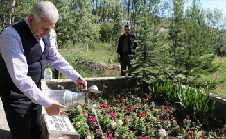 Başbakan Yıldırım anne ve babasının mezarlarını ziyaret etti