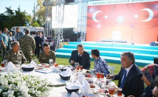 Erdoğan şehit aileleri ve askerlerle iftarda buluştu