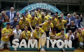 Fenerbahçe rüya gibi sezonu kupayla kapattı