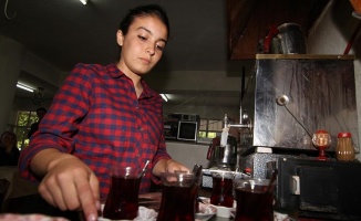Kahvehanede babasına yardım eden Özge'nin TEOG başarısı