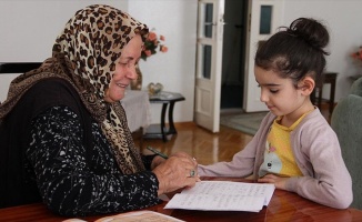 Kocasının kendisine yazdığı şiir için okuma yazma öğrendi