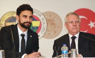 Mehmet Ekici resmen Fenerbahçe'de