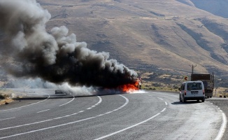 Tunceli'de PKK'lı teröristler yol kesip araç yaktı