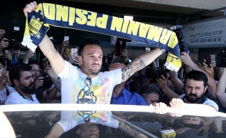 Fener’in yeni yıldızı Mathieu Valbuena, İstanbul’da coşkuyla karşılandı