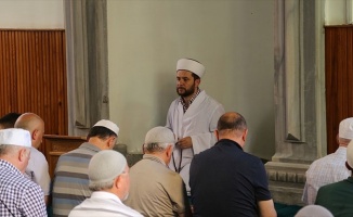 7/24 açık camide 'farklı' bir imam