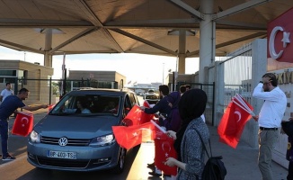 Avrupa'da yaşayan Türk vatandaşlarına Türk bayraklı karşılama