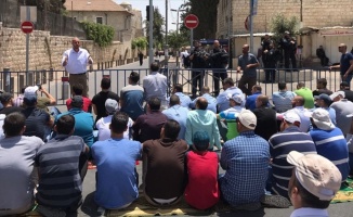 Binlerce Filistinli cuma namazını Kudüs’ün caddelerinde kıldı