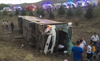 Ankara'da yolcu otobüsü şarampole devrildi