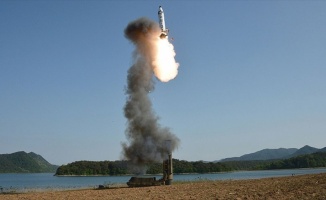Kuzey Kore, Guam'a füze fırlatma kararını erteledi