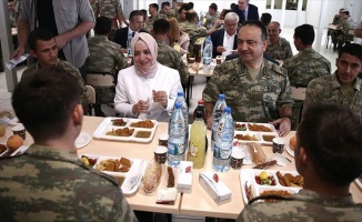 Bakan Kaya sınır karakolunda askerlerle yemek yedi