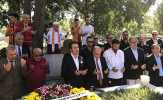 Metin Oktay kabri başında anıldı