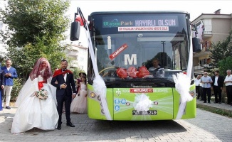 Tanıştıkları otobüs düğün araçları oldu