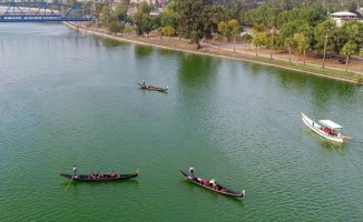 Venedik'teki gondol keyfi Seyhan Nehri'nde