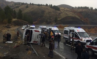 Elazığ'da yolcu otobüsü devrildi: 2 ölü, 18 yaralı