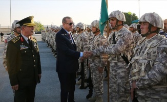 Erdoğan&#039;dan Katar&#039;daki Türk birliğine ziyaret