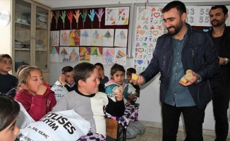 'Öğrenciler üşümesin' diye köy köy dolaşıyorlar