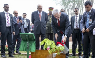 Başbakan Yıldırım Bangladeş'te 'Savar Ulusal Şehitler Anıtı'nı ziyaret etti