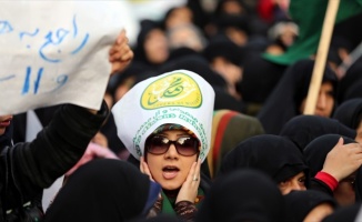 İran'da başörtüsü zorunluluğu protesto edildi