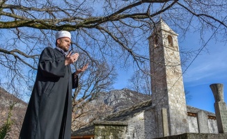 Saat kulesini andıran minaresiyle zamana direnen Osmanlı camii