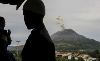 Endonezya’da Sinabung Yanardağı kül püskürtüyor