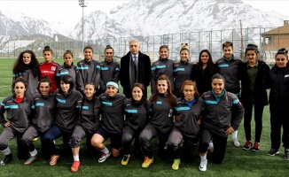 Hakkari'de kadın futbol takımına malzeme desteği