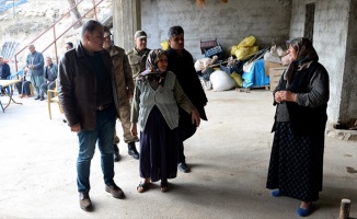 Kilis Valisi Tekinarslan sınır köylerini ziyaret etti