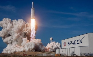 Musk, Tesla'sını uzaya fırlatarak "paranın satın alamayacağı" reklamı yaptı