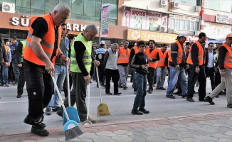 İşçiler iş bırakınca sokakları belediye başkanı ile personel temizledi
