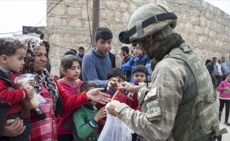 Mehmetçik Afrin'de sevgi gösterileriyle karşılandı