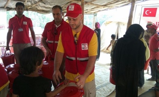 Şarkıcı Maher Zain Arakanlı Müslümanları ziyaret etti