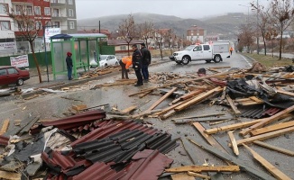 Yozgat'ta şiddetli rüzgar çatıları uçurdu: 1 yaralı