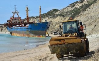 Bozcaada'nın 'davetsiz misafiri' sökülmeye başlandı