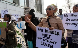 Hollanda'da sığınmacılardan 'barınma' gösterisi